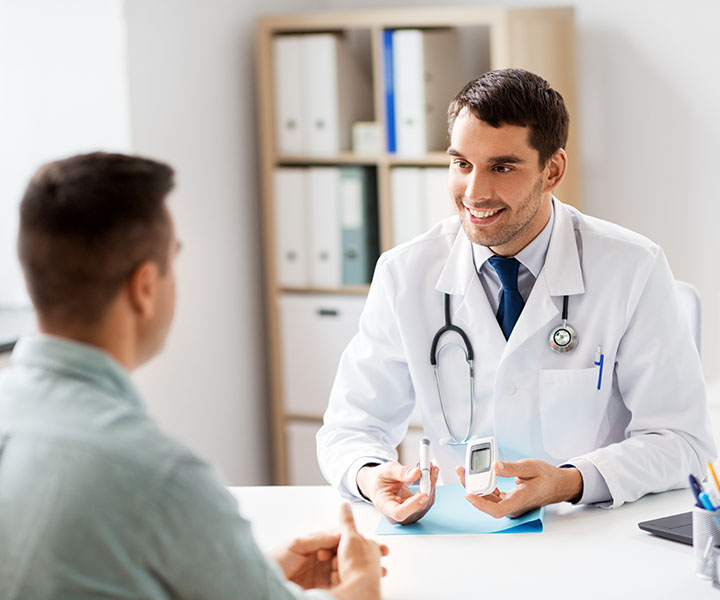 medecin et patient abordant la prevention du diabete
