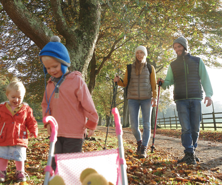 famille dans un parc en automne, assurance, pilier 3a et prevoyance pour la familleer3a