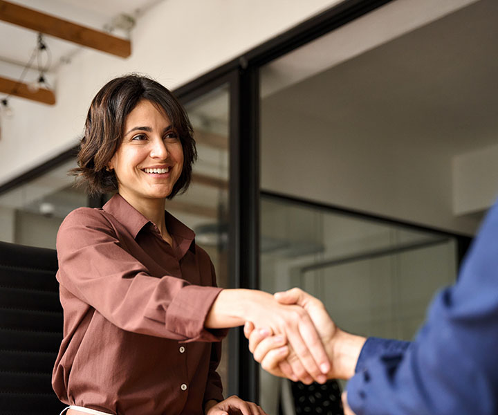 femme serrant la main, prévoyance professionnelle