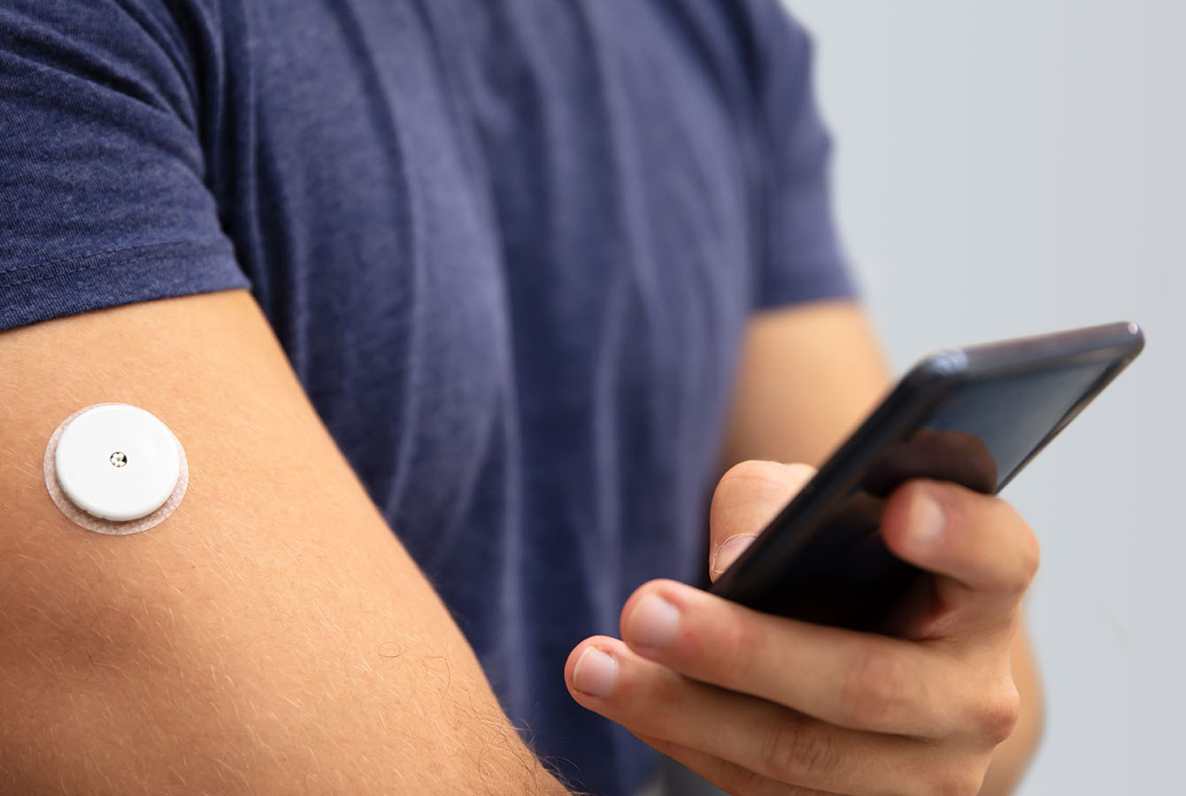 homme et son traitement a l'insuline contre le diabete